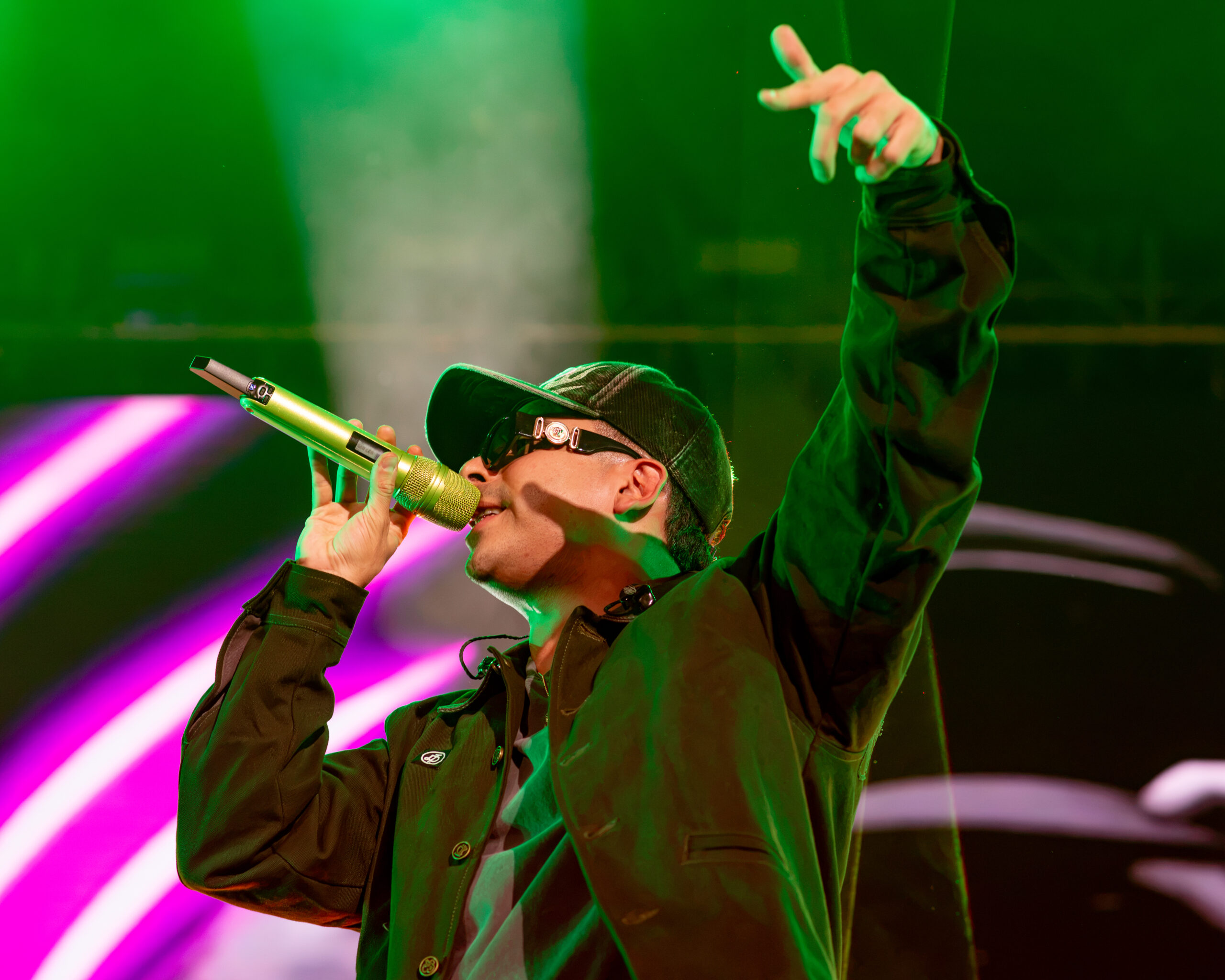MC Davo hace suyo el Pepsi Center con invitados, rap y homenajes